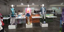 素材開発に加え、製品ビジネスにも力を入れる (写真は展示会場の様子)